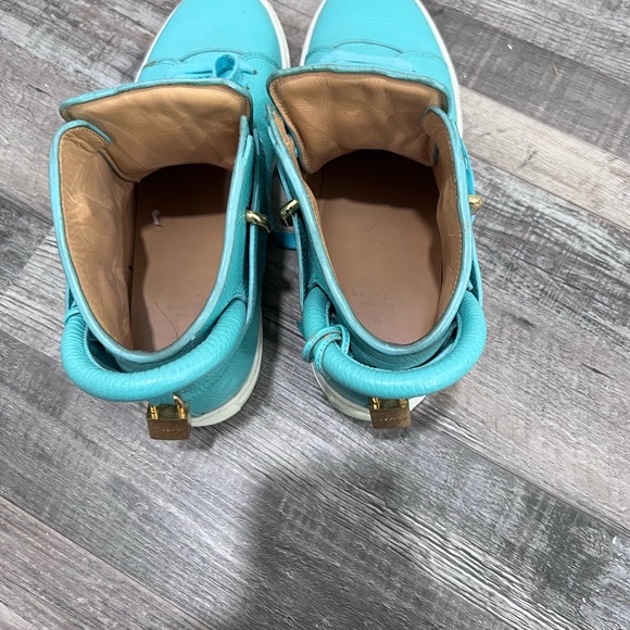 No longer wear then used to be his favorite shoes. - Picture 4 of 6